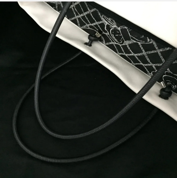 CHANEL Large White Leather '31 Rue Cambon' Tote Bag - Picture 7 of 11